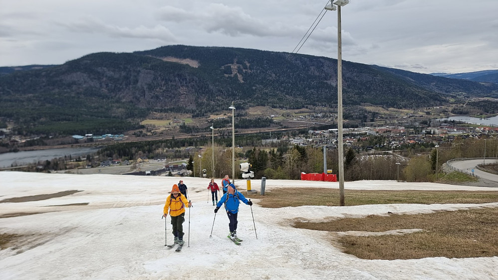 Ikke snø å se noe annet sted en i alpinbakken her nede i dalen