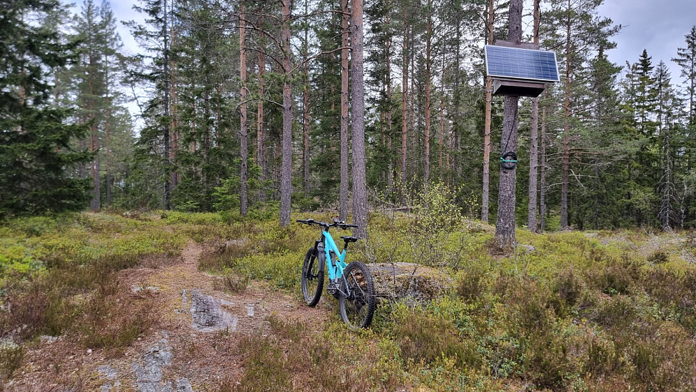 Det var et solcellepanel ved toppen, men det var ikke koblet til noen ting.