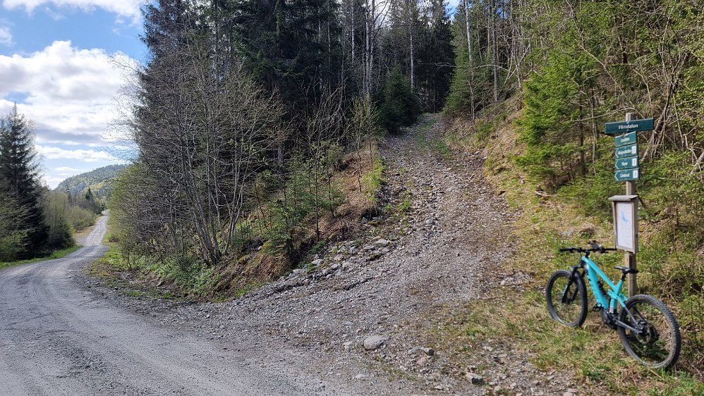 Skilt der turen startet bratt opp en rufsete skogsbilvei