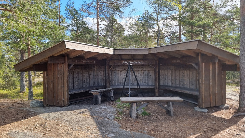 Gapahuk ved tårnet