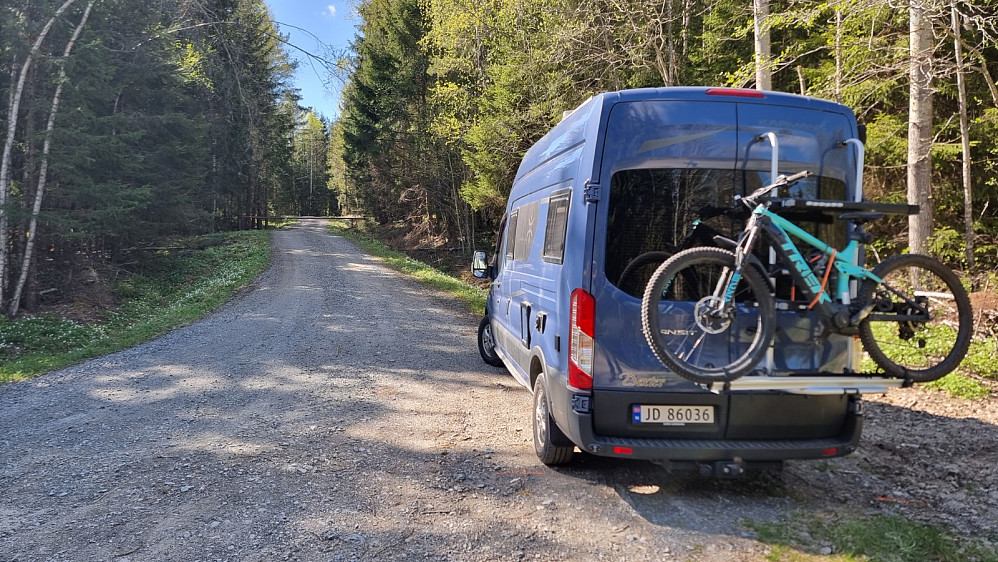 Jeg parkerte bilen i veikrysset og tok beina fatt
