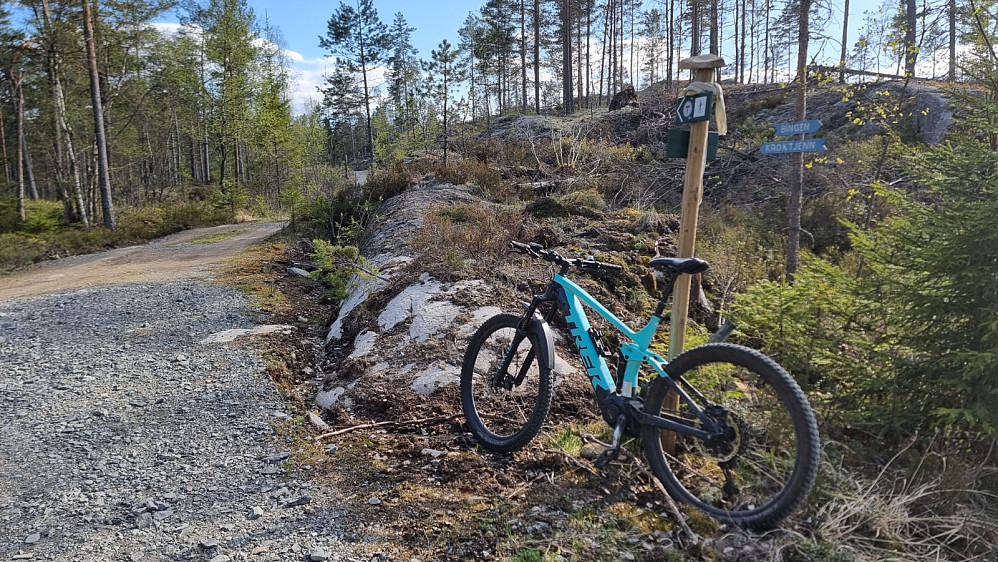 Skilt der jeg tok av veien og inn på kjerrevei og siden sti