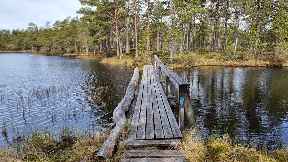 Det måtte til en bru for å få stien frem her