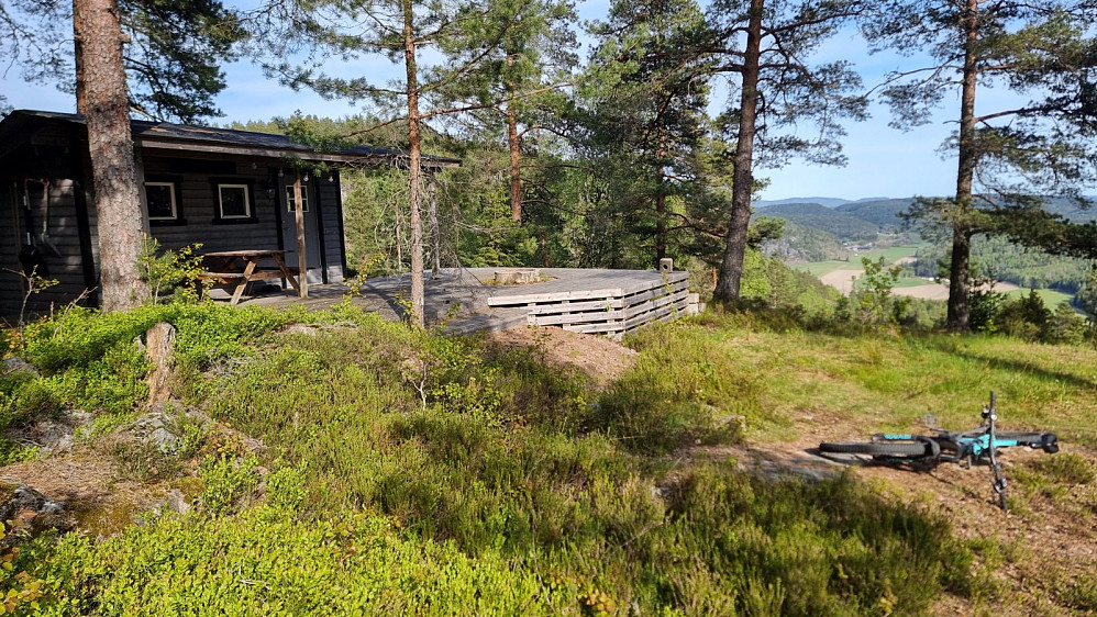 Jeg passerte denne hytta litt oppe i lia. Det var en storslagen utsikt her oppe
