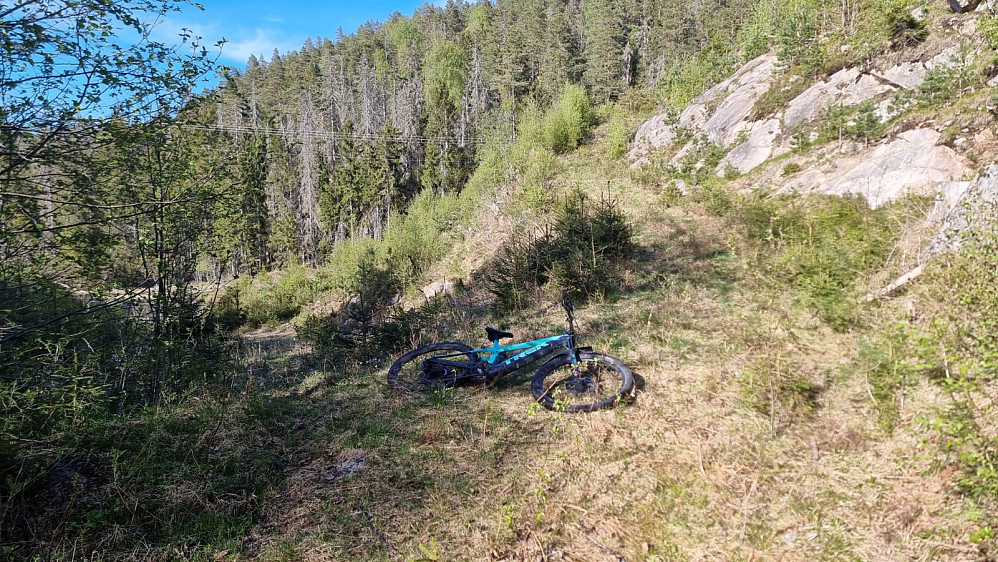 Her kom jeg fra venstre og inn på skogsbilvei. Jeg fortsatte da opp veien til høyre på bildet