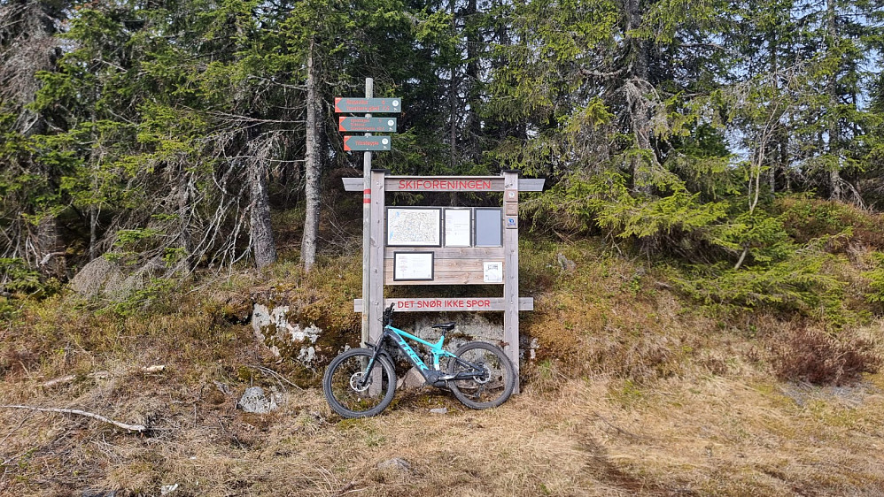 Jeg tok sykkelen og syklet opp til den øvre parkeringsplassen hvor det var kart og info ved stistart