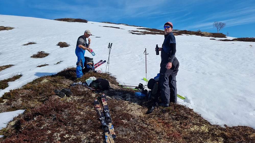Etter en del tung gåing i tett skog og på våt skogsbunn kom vi endelig opp til snøen