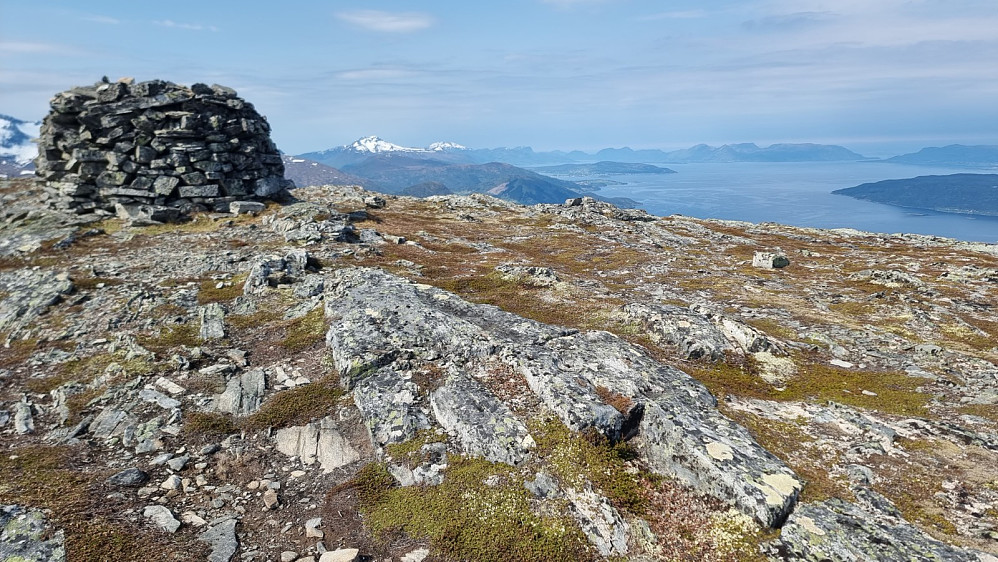 Fantastisk utsikt i alle retninger fra toppen. Otrøya bak til høyre