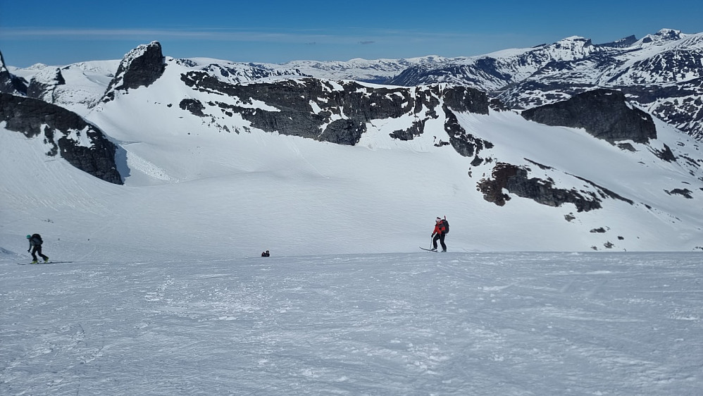 Tilbakeblikk ned den bratte breen på Storebjørn. Snøen var veldig hard så det var ingen fare med bresprekkene her oppe i dag