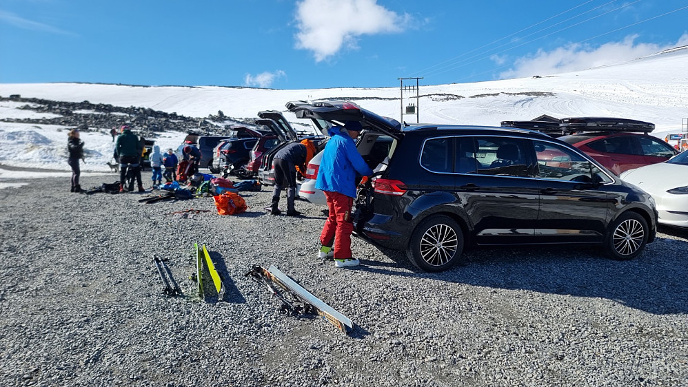Rolig stemning på parkeringsplassen i dag. Det var nok noe travlere her i går