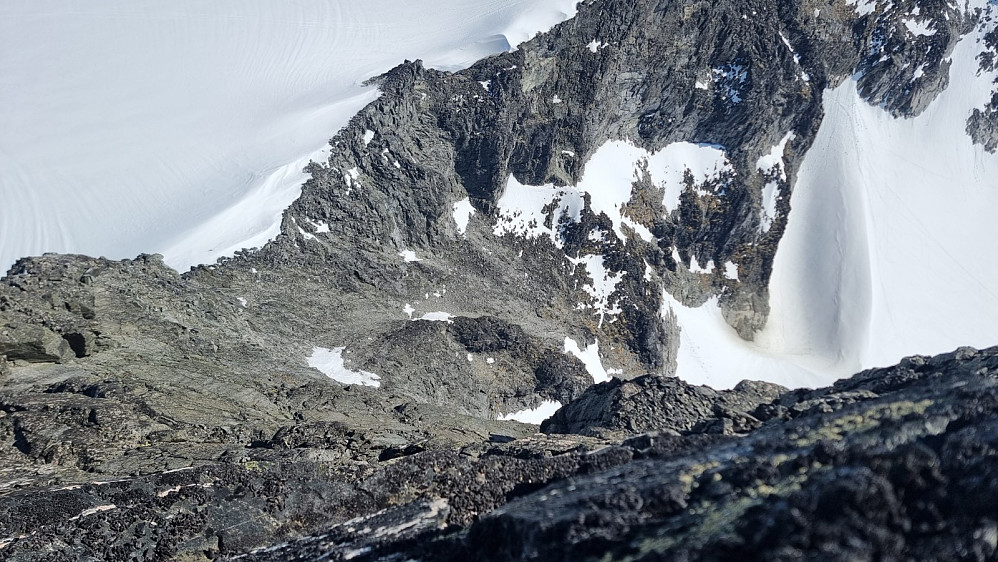 Utsikt fra toppen og ned mot Porten, som var helt snøfri