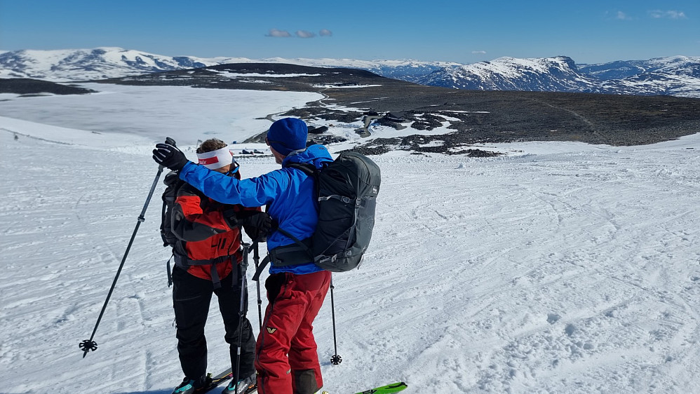 Tilbakeblikk. Det blåste kaldt, men luftingen i jakka måtte åpnes et stykke oppe i snøen