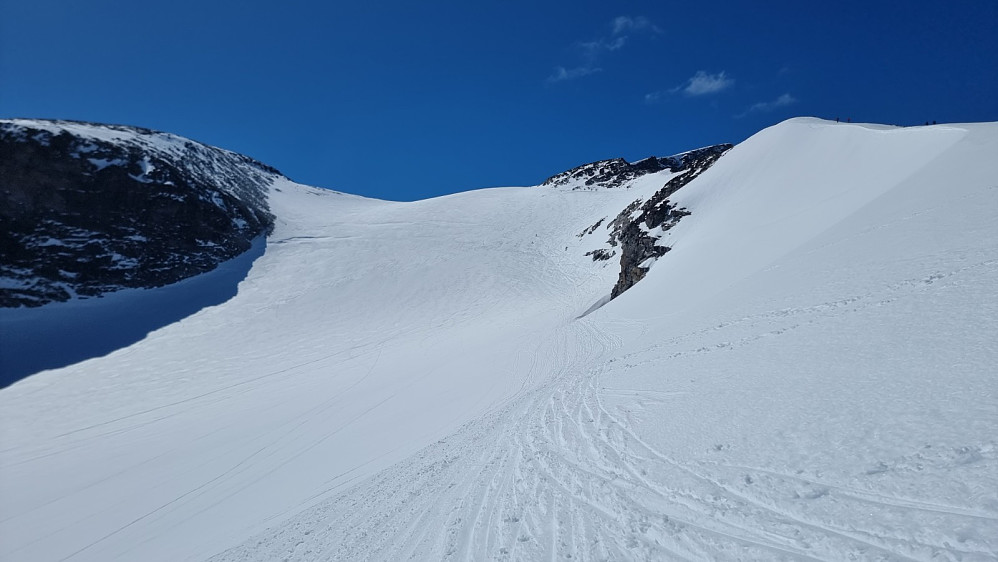 Tilbakeblikk opp breen vi akte ned. Det er noen stygge bresprekker her, men snøen var veldig hard så vi vurderte det som sikkert