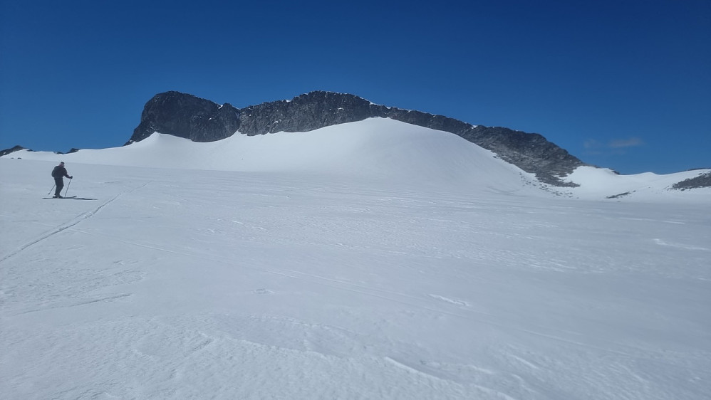 Vel nede på breen igjen, ble vi enige om en tur bort til Vesle Galdøpiggen for å se om vi kunne ta oss opp på den
