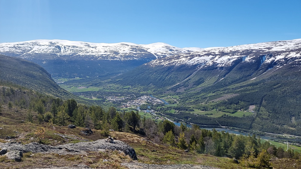 Fra dagsturhytta og ned på Bismo