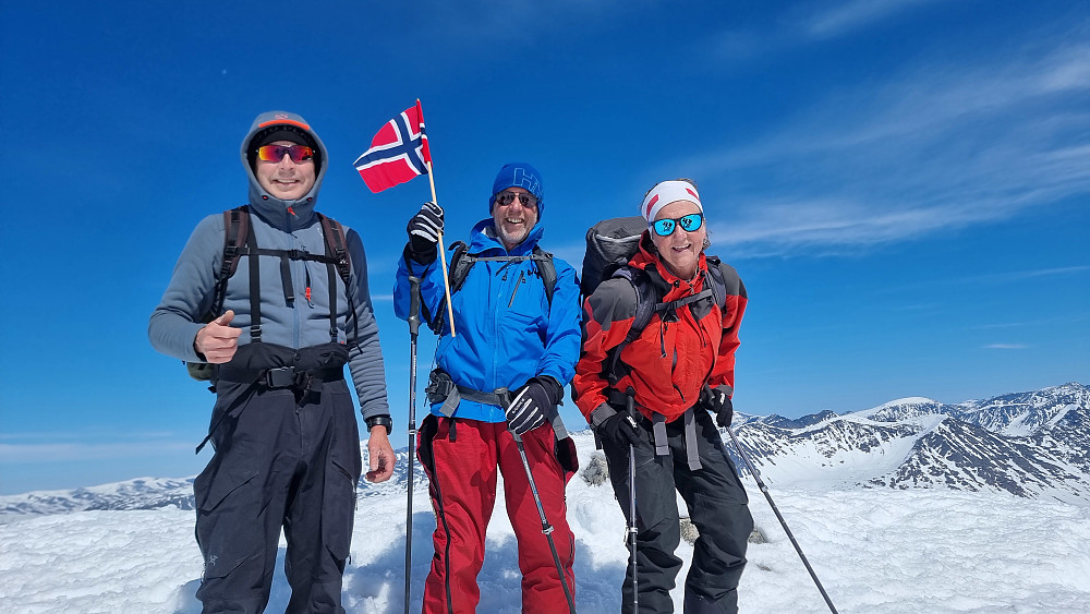 Vi fikk hjelp med et bilde av oss på toppen