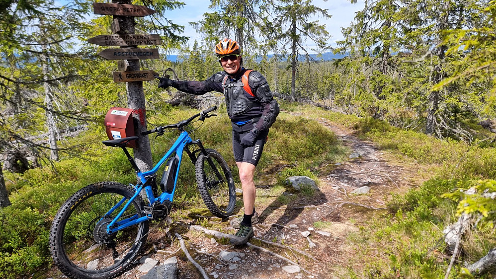 Fotopause ved stikrysset inne i Gropmarka rett før Høgrabben. Veldig krevende og artig sti her inne.