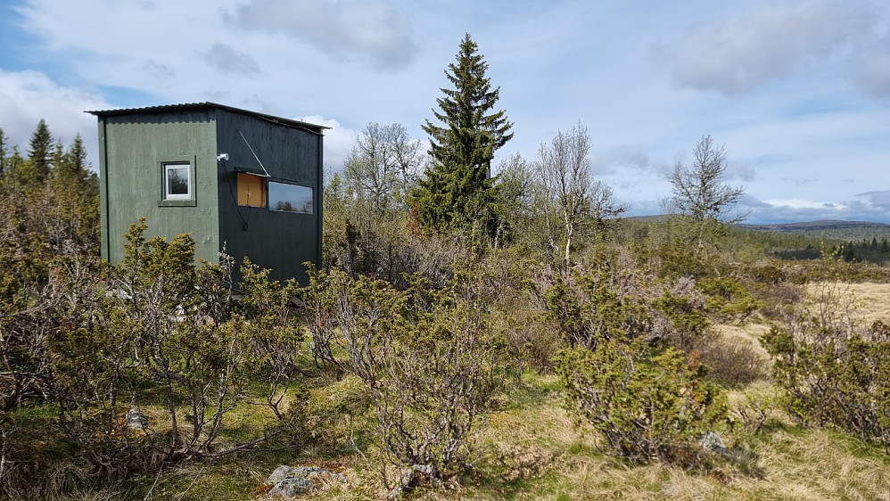 På tur mot Matfarhaugen passerte jeg denne jaktbua