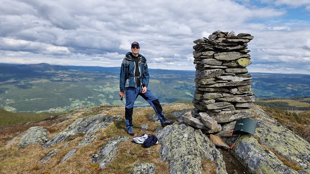 På Skjenafjellet var det også en svart stolpe. Det ble en liten matpause her oppe.