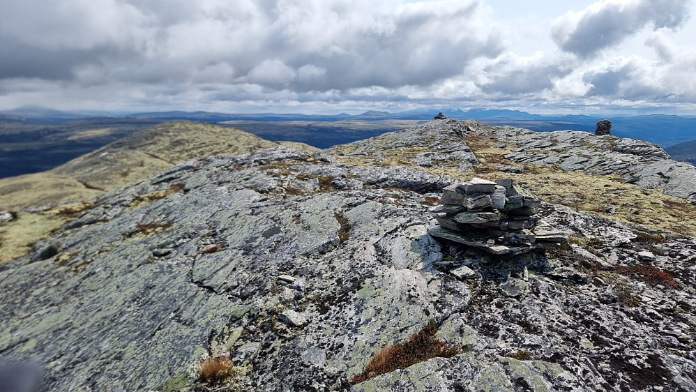 Flere små varder på toppen av Billingan. Jeg kunne gå på fin sti fra Billingan og ned til skaret mellom toppene