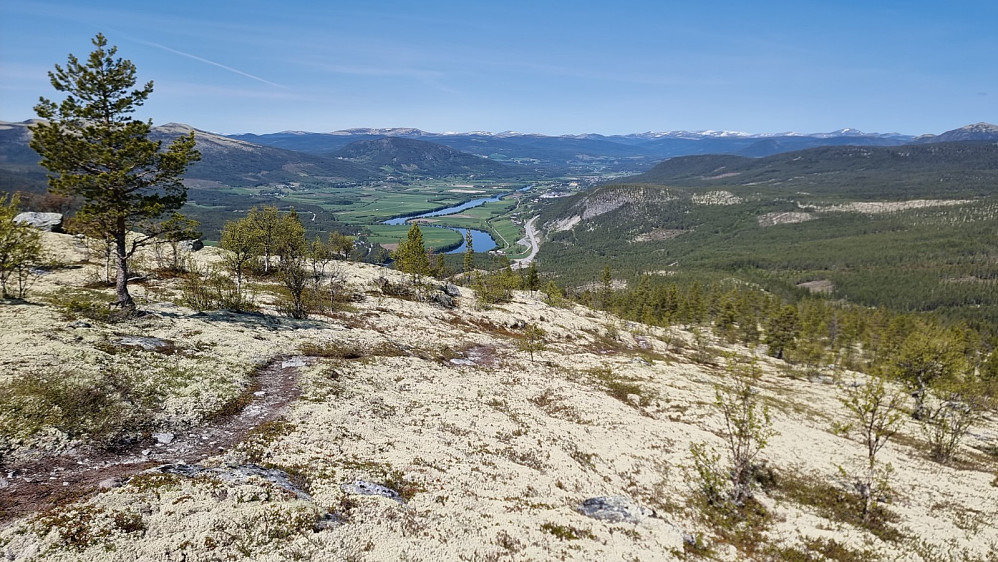 Utsikt ned i dalen på tur ned igjen