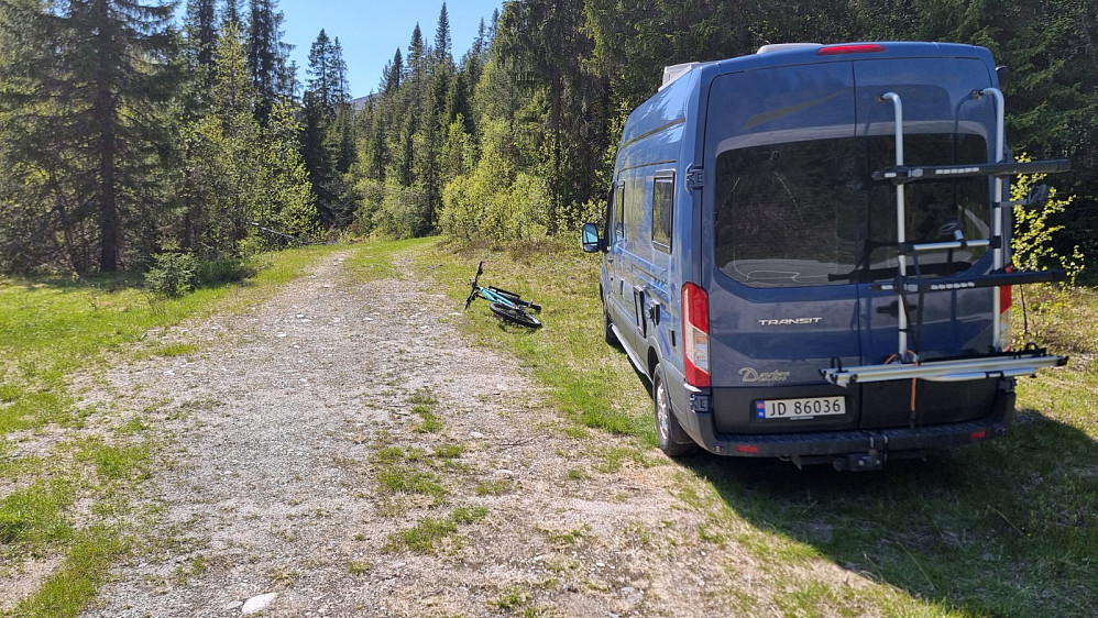 Jeg parkerte rett ved hovedveien hvor det gikk en fin vei innover, og jeg tenkte at dette kommer til å bli en lett tur
