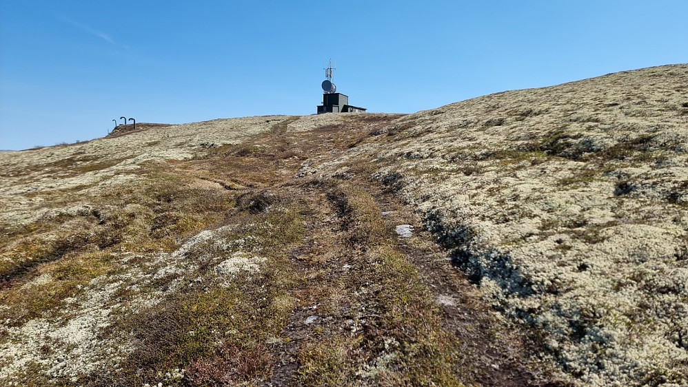 Nesten oppe. Toppen ligger til høyre for antenne bygget