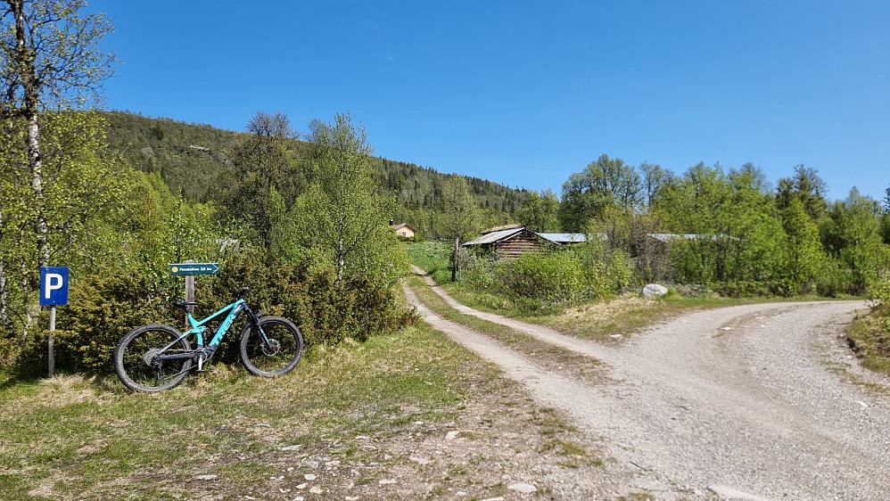 Etter å ha syklet et stykke opp på vei, kom jeg til et veikryss hvor det var skiltet mot toppen