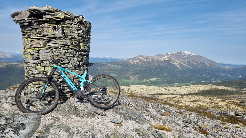 Toppvarden på Eggvola og med Tron i bakgrunnen