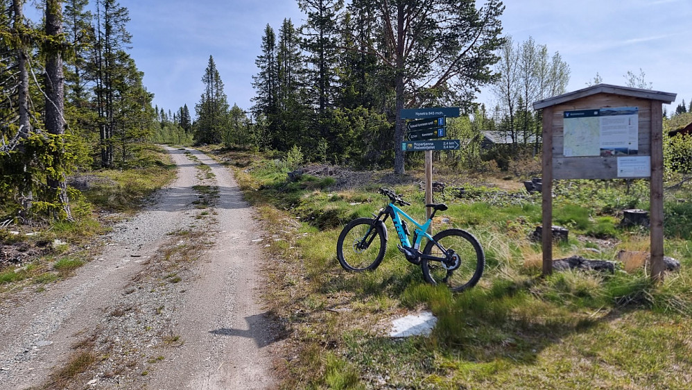Jeg parkerte bilen på parkeringsplassen her, og det ble en kort bit i starten som gikk på vei på vei