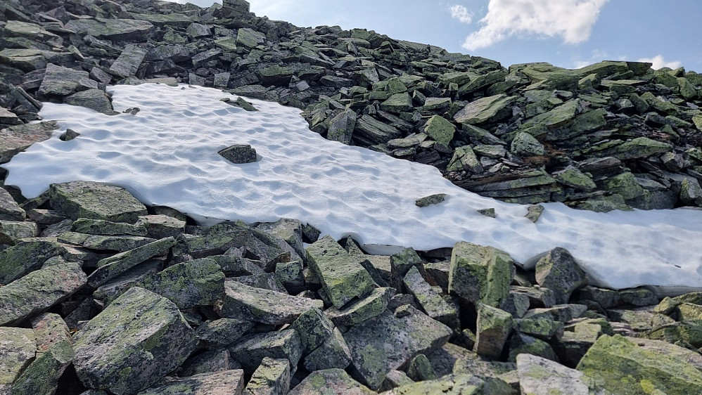 Oppe i fjellsiden lå det igjen en snøflekk