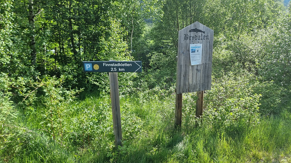 Skilt ved parkeringsplassen ved hovedveien