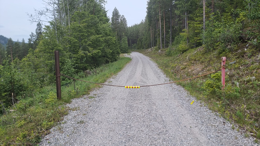 På et flatt parti litt lengre opp var veien låst med kjetting