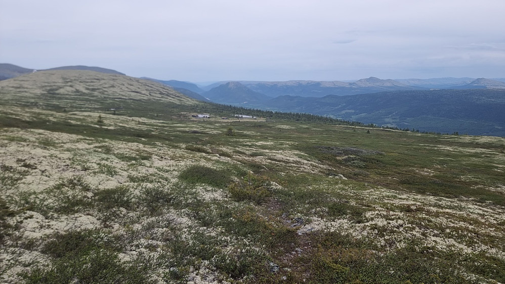 Oppe på setra fortsatte jeg videre opp med sykkelen. Her tilbakeblikk mot setra 