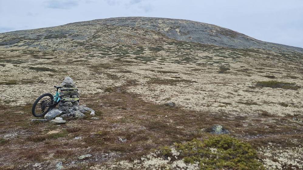 Ved denne varden gikk det en sti opp fjellsiden. Sykkelen ble satt igjen litt oppe i fjellsiden og jeg gikk til fots opp