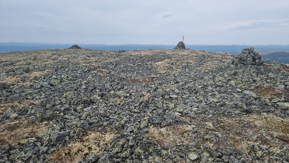Hele tre små steinhauger på toppen