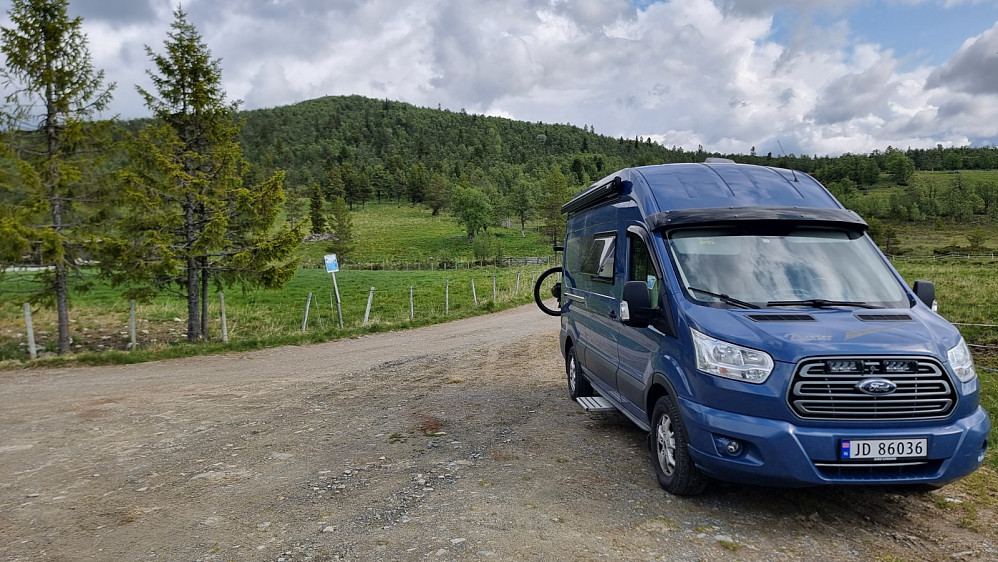 Parkeringsplassen ved turstart og opp mot Måna