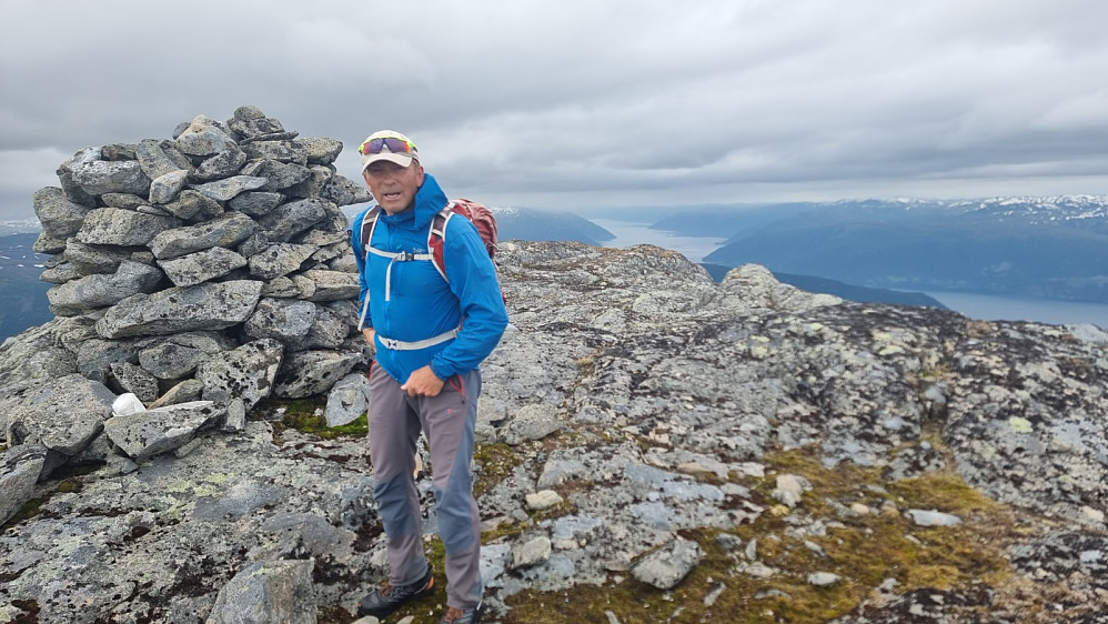 Da var vi på toppen. Legg merke til matpakka mi ved varden. Den klarte jeg å legge igjen, men fikk heldigvis en skive av JHA på returen