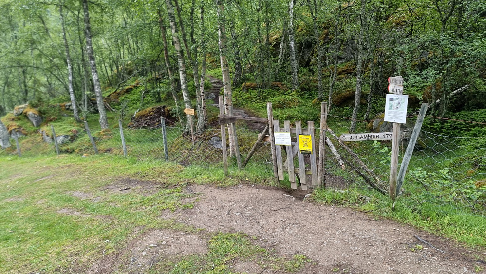 Her kom stien fra kirka opp og det var også skiltet sti til toppen