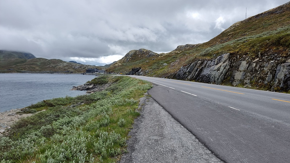 To store parkeringslommer der to forskjellige stier startet opp fjellet