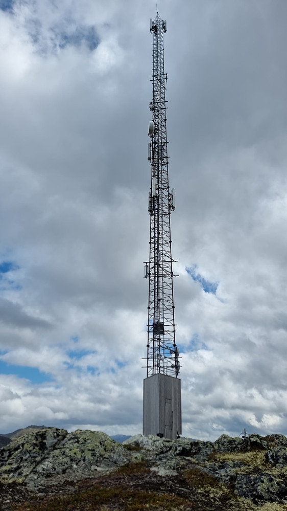 Antenne på toppen av Vesløe Galden. Det drev 3 teknikere med vedlikehold her oppe. De var utstyrt med klatre seler mm, og hadde nok en tøff arbeidsdag i den kraftige vinden 