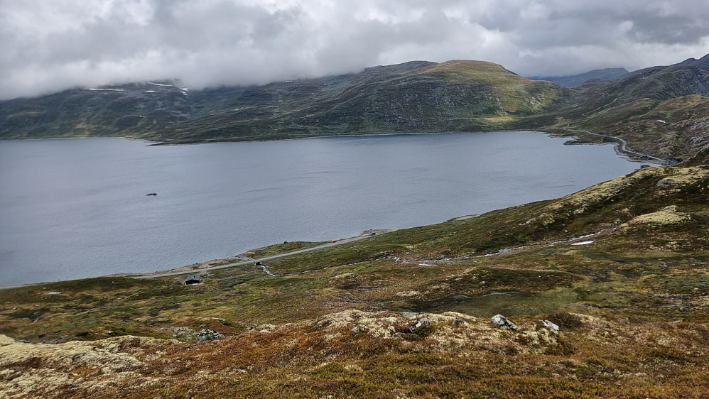 Utsikt ned mot Tyin og bilen min som står ved veien