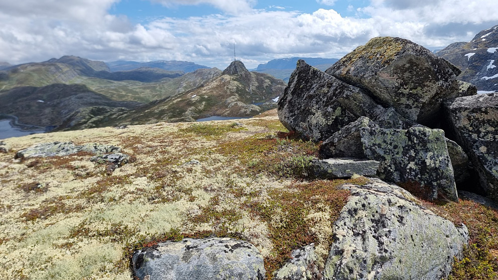 Fra en liten fortopp og med turens neste topp i bakgrunnen, Vesle Galden, som ser bratt ut herfra