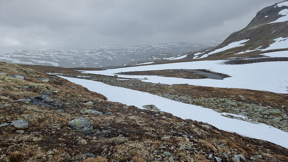 Værmeldingen stemte den, og det ble skikkelig uvær. Jeg valgte å overnatte ved turstart og kjenne litt på uværet, og det ble en litt urolig natt da det bråkte fælt av vinden og bilen gynget i vindkastene