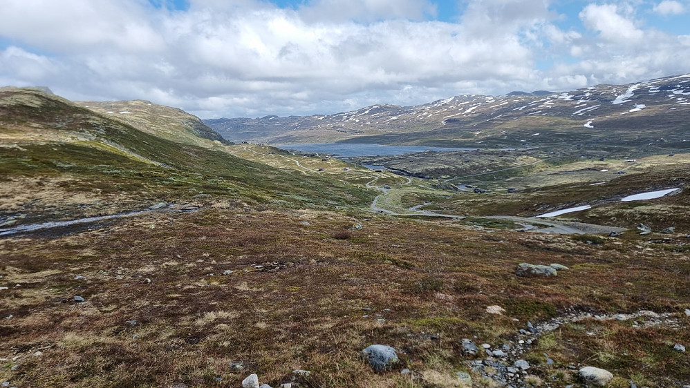 Tilbakeblikk ned mot start et stykke oppe i lia