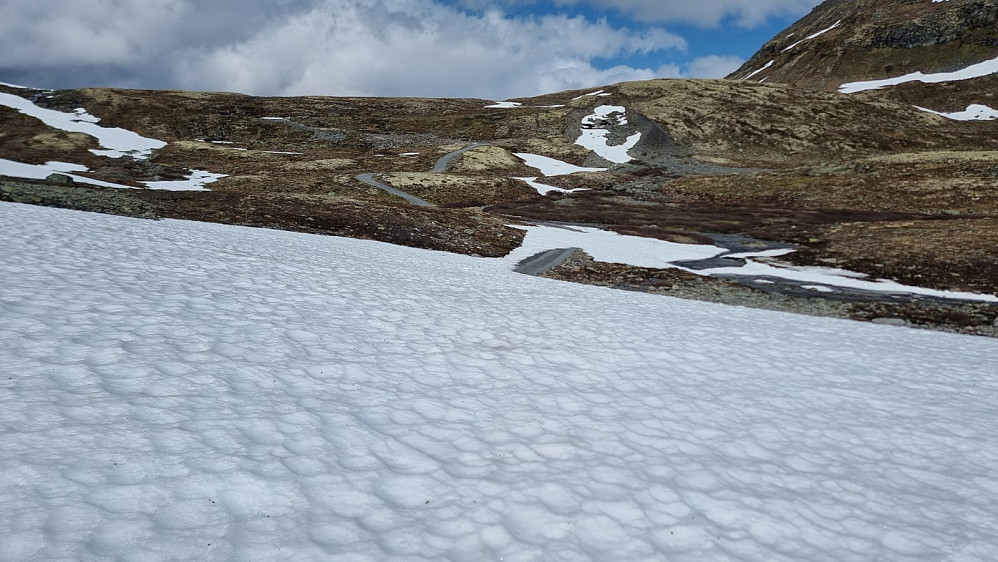 Lengre opp ble det å trille sykkelen over noen snøfonner