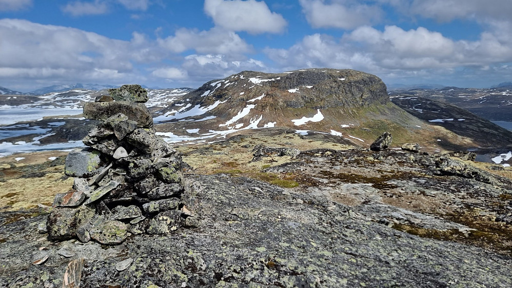 Fra toppen av Vetle-Knipen og over mot Søre-Knipen, som er turens neste topp