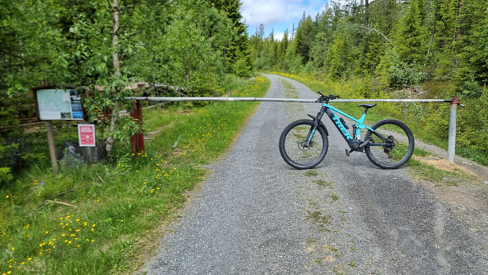 Her bar det inn på stengt grusvei
