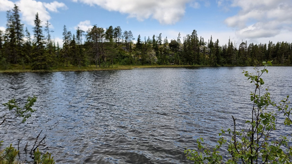 Over tjernet mot Kjøltjernberget 