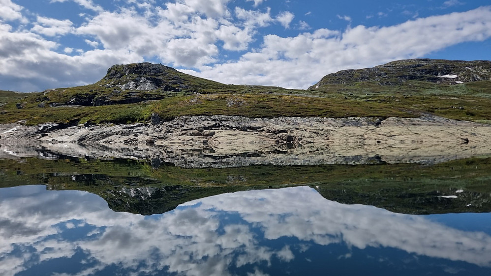 Fjellene speilet seg i den blanke overflaten